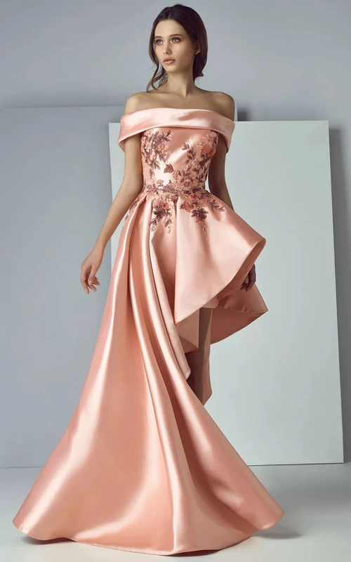 Schulterfreies, asymmetrisches, formelles Peplumkleid aus korallenfarbenem Satin mit Stickerei