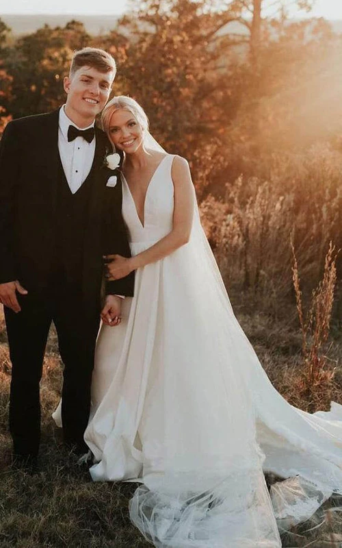 Ärmelloses Brautkleid aus einfarbigem Satin mit Illusion-V-Ausschnitt und A-Linien-Schnitt