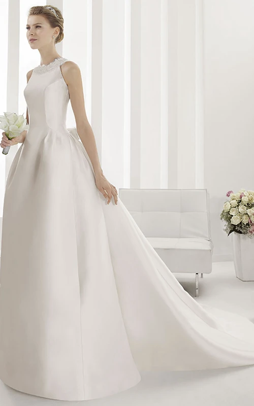 Robe de mariée sobre en satin sans manches avec col rond.