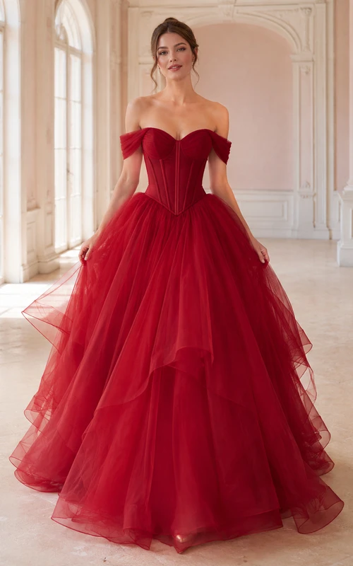 Robe de bal rouge à bustier en tulle et volants