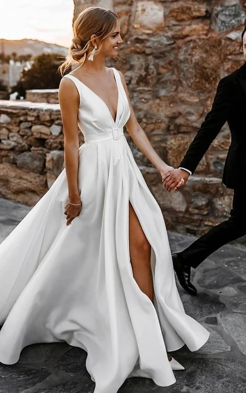 Modernes A-Linien-Brautkleid aus Satin mit V-Ausschnitt und hohem Beinschlitz