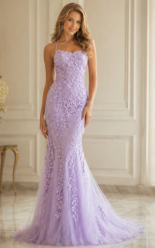 Vestido de fiesta ajustado azul cielo con encaje y apliques, estilo sirena, con tirantes finos y espalda descubierta.
