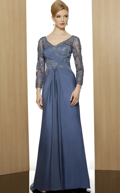 Robe de soirée fourreau en satin ornée d'appliqués et de perles, à col en V et manches 3-4, longueur au sol.