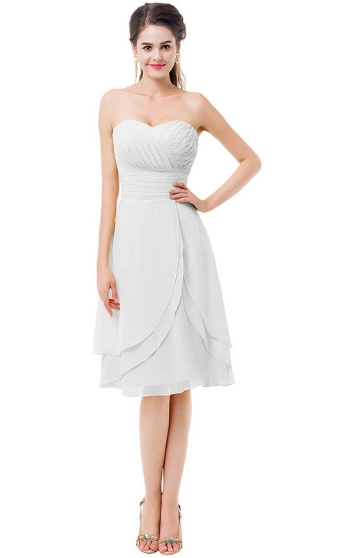 Vestido asimétrico de gasa con fruncido y capas, largo hasta la rodilla, con escote corazón.