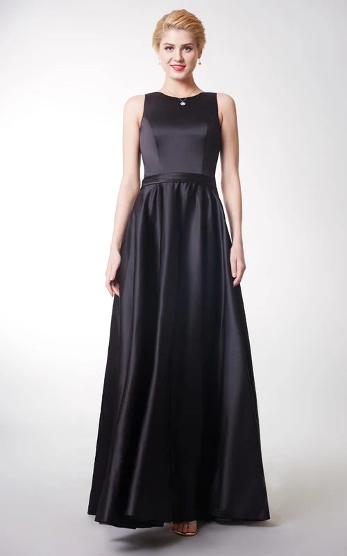 Exquisito vestido largo de satén sin tirantes con escote joya