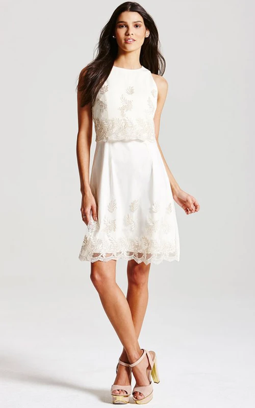 Vestido sin mangas de cuello alto hasta la rodilla con encaje