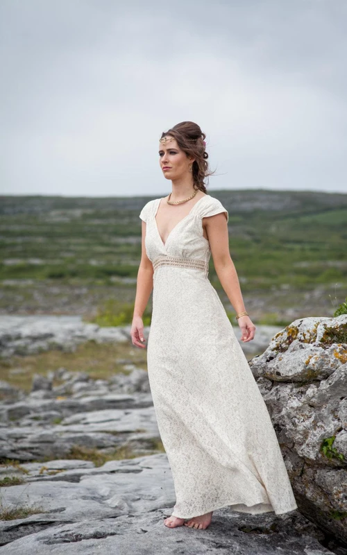 Robe de mariée trapèze en dentelle, manches courtes, col en V et bande de perles