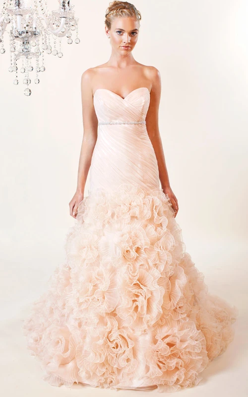 Vestido de novia de organza con escote corazón, corte en A, adornado con joyas, detalles cruzados y volantes.