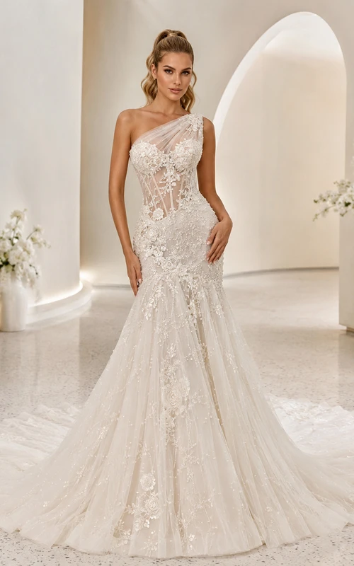 Robe de mariée sirène asymétrique en dentelle, sans manches, avec traîne chapelle et applications florales, idéale pour une salle de bal.