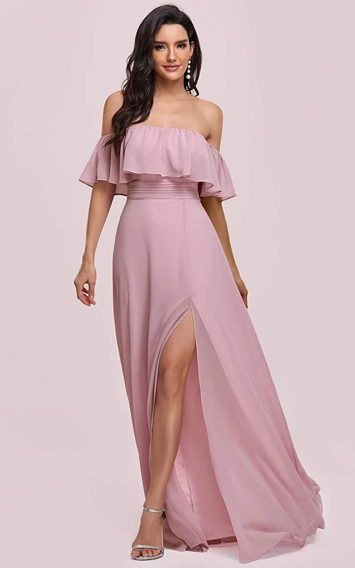 Vestido de fiesta informal de gasa con escote Bardot, corte en A, volantes y abertura frontal.