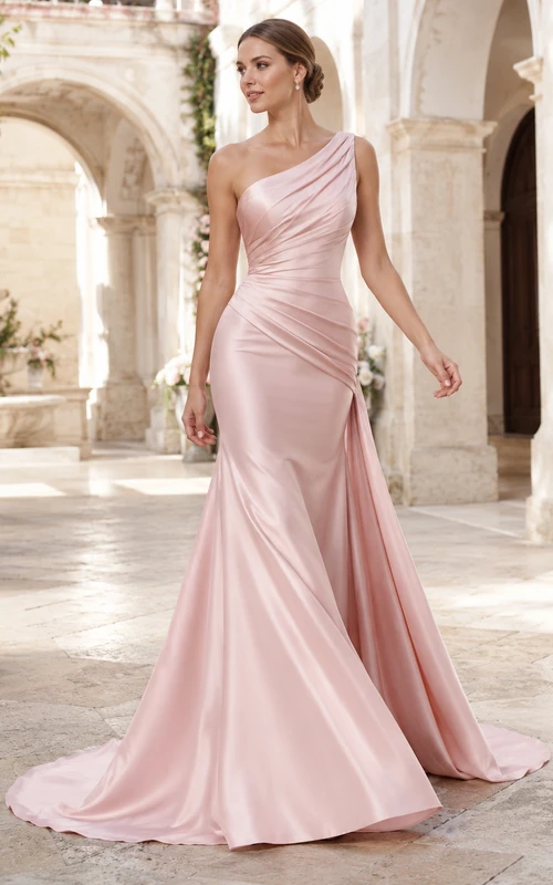 Robe de mariée fourreau en satin rose poudré à une épaule froncée et traîne balayée