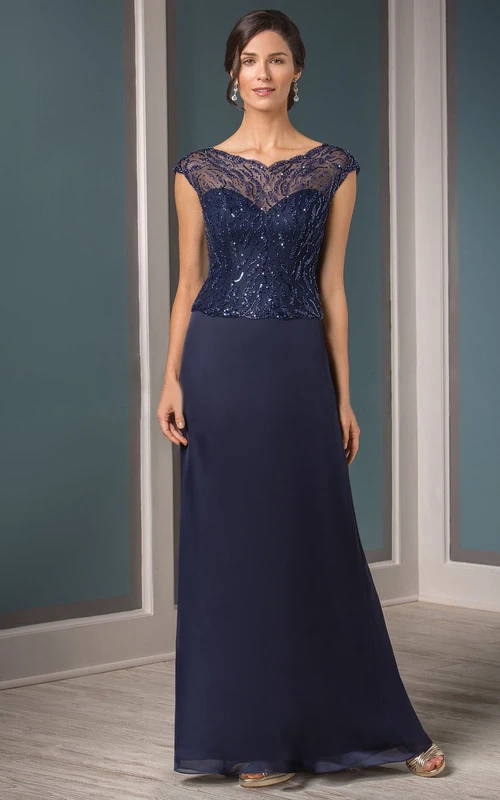 Vestido de madrina con escote en V y mangas cortas, lentejuelas y estilo ilusión.