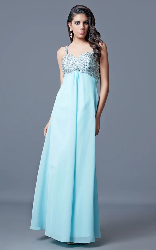 Edles, ärmelloses, langes Chiffonkleid mit Raffungen, perlenbesetztem Oberteil und Trägern