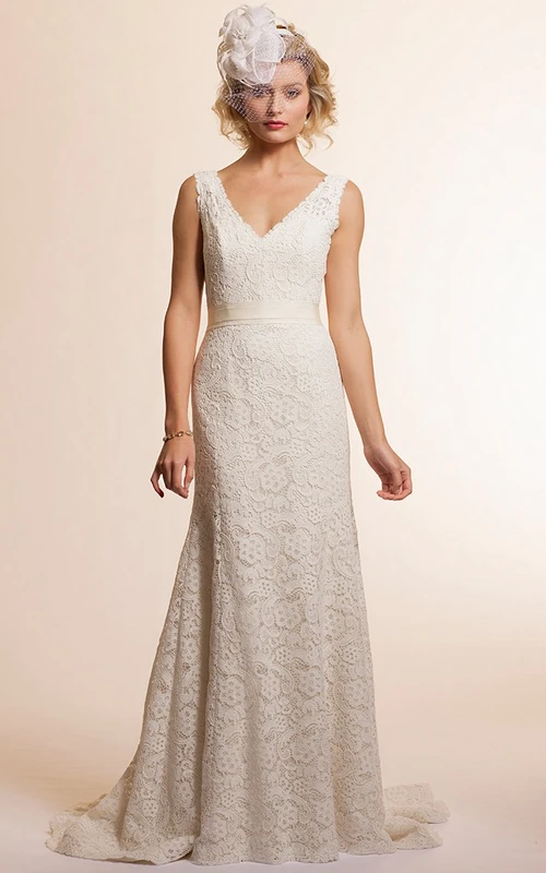 Robe de mariée fourreau en dentelle, sans manches, à col en V et dos en V