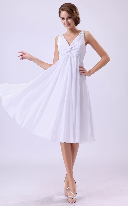 Vestido corto imperio con escote en V profundo y fruncido