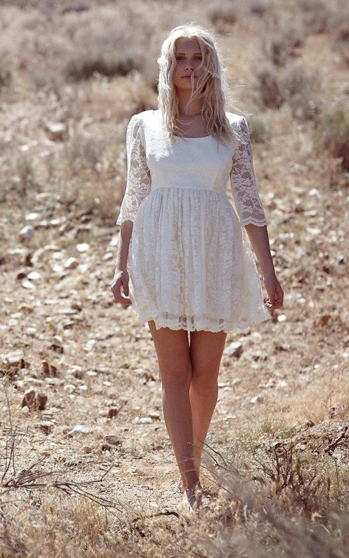 Kurzes Boho-Hochzeitskleid aus Spitze mit Illusionsärmeln, Falten und Rundhalsausschnitt aus Spitze.