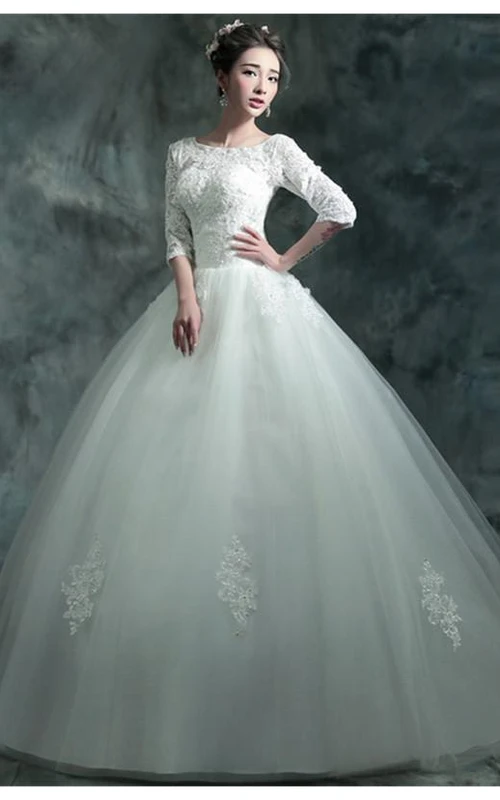 Modernes Brautkleid mit Spitzenapplikationen, 3-4 langen Ärmeln und Schleppe