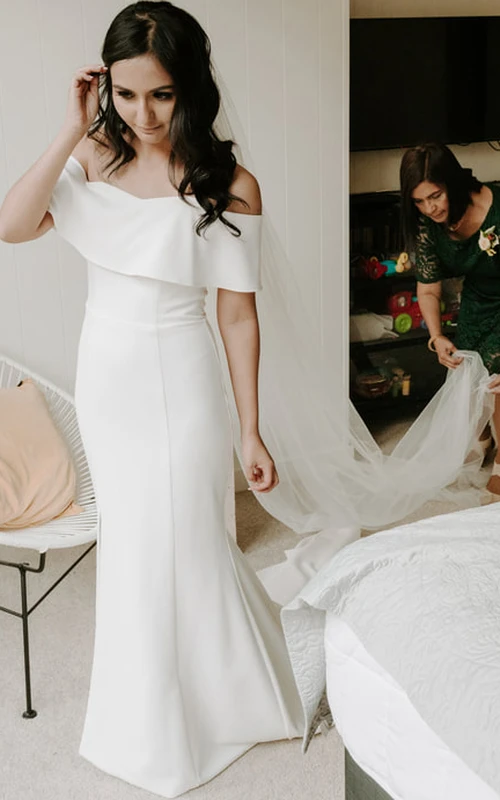 Schlichtes, schulterfreies, bodenlanges Brautkleid aus Satin mit kurzen Ärmeln und kurzen Ärmeln
