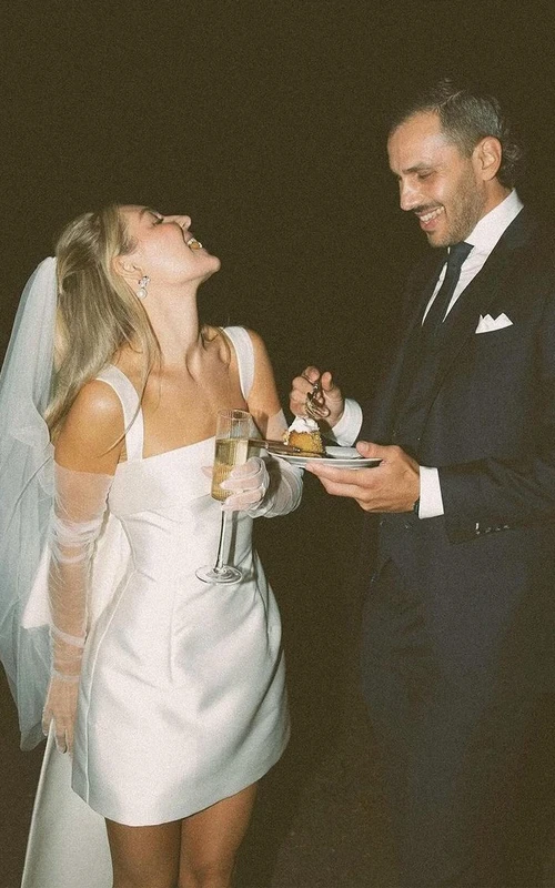 Elegante minivestido de novia de satén con escote cuadrado: perfecto para la recepción o una boda íntima.