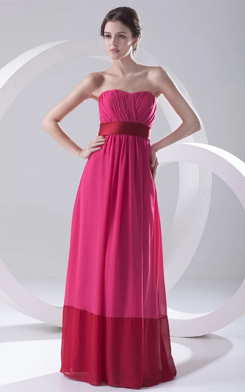 Vestido largo sin tirantes de gasa con fruncido y pliegues.