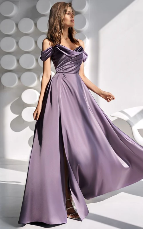 Vestido tubo ajustado de satén con escote Bardot, tirantes cruzados y abertura frontal.