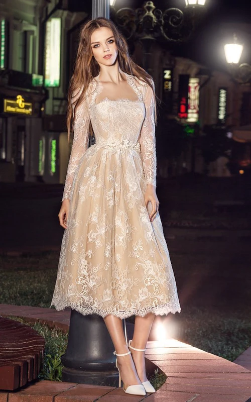 Robe bustier en dentelle illusion, longueur thé, coupe trapèze, manches longues, ornée d'appliques et de plis