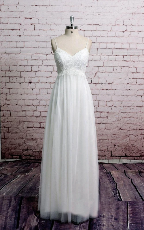 Vestido de tul plisado con escote en V, corpiño de encaje y tirantes finos.