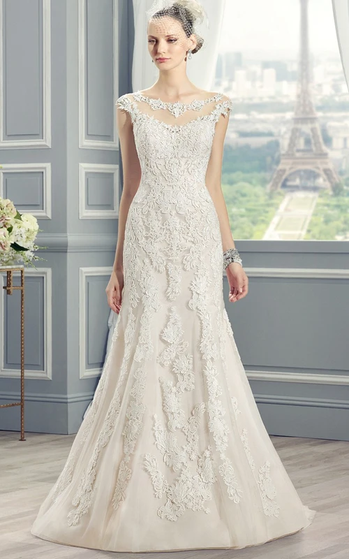 Vestido de novia de corte recto, sin mangas, largo, de encaje con pedrería, apliques y espalda con escote en V profundo.