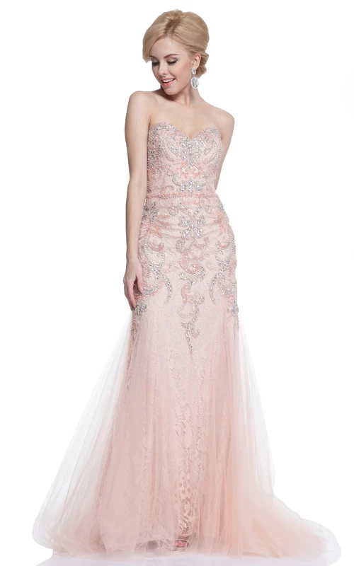 Robe fourreau sans manches en tulle et dentelle ornée de perles, décolleté cœur