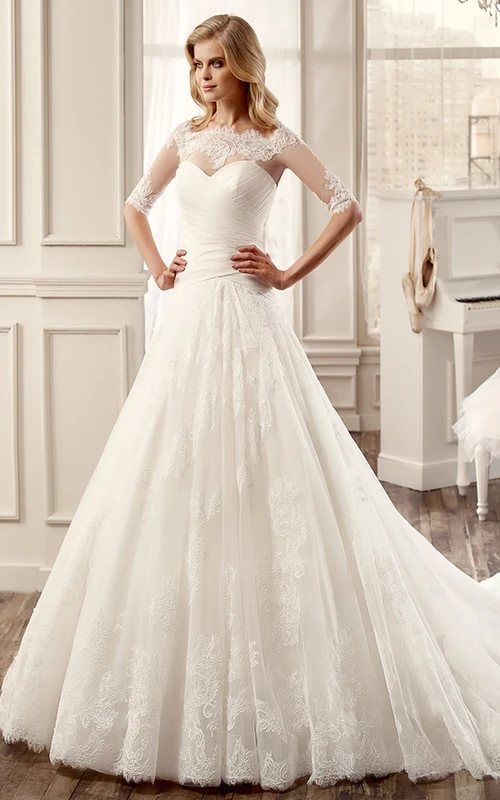 Vestido de novia largo de manga corta con falda plisada y cola de cepillo.