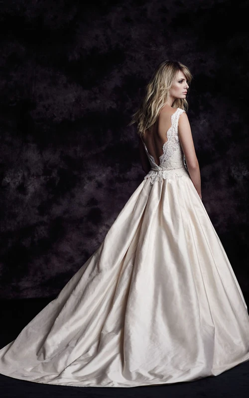 Vestido de novia moderno de tafetán con escote en V y espalda en V profunda.