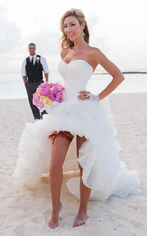 Vestido de organza asimétrico con escote corazón y volantes.