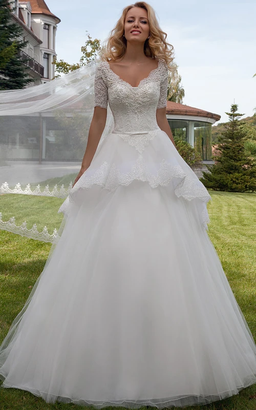 Vestido de novia de gala con escote en V, apliques y mangas cortas de encaje