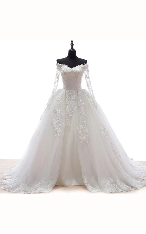 Vestido de novia de organza con encaje y apliques de tul en forma de corazón