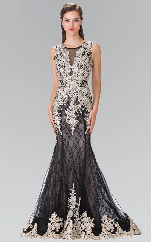 Robe sirène longue sans manches à col rond et traîne courte en dentelle ornée d'appliques