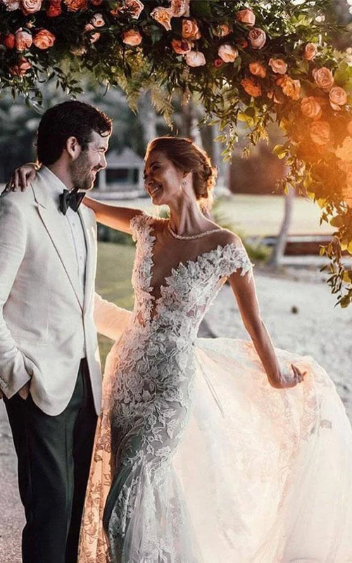 Vestido de novia de sirena con escote pronunciado, escote redondo y apliques, exquisito y sin espalda.