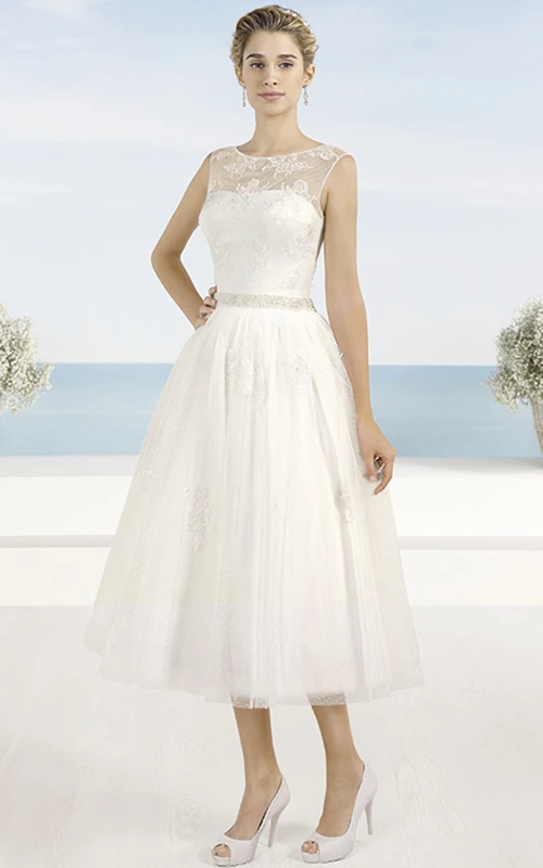 Robe de mariée courte en tulle sans manches, coupe trapèze, longueur thé, col rond et ornée d'appliqués