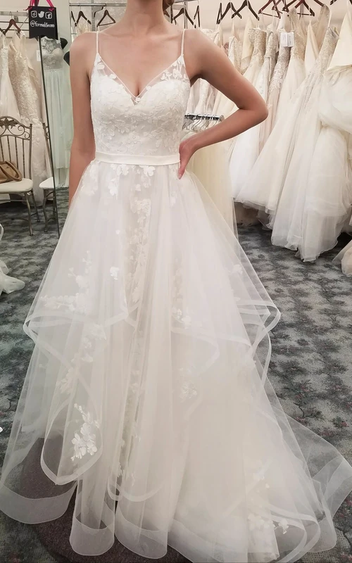 V-neck Tulle Sleeveless Spaghetti Adorable Ruffled Simple Wedding Dress With Floral Appliques