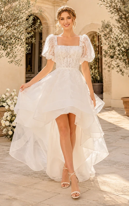 Romantisches Brautkleid im Boho-Stil mit asymmetrischem Saum, quadratischen Puffärmeln und Stufenrock aus Chiffon