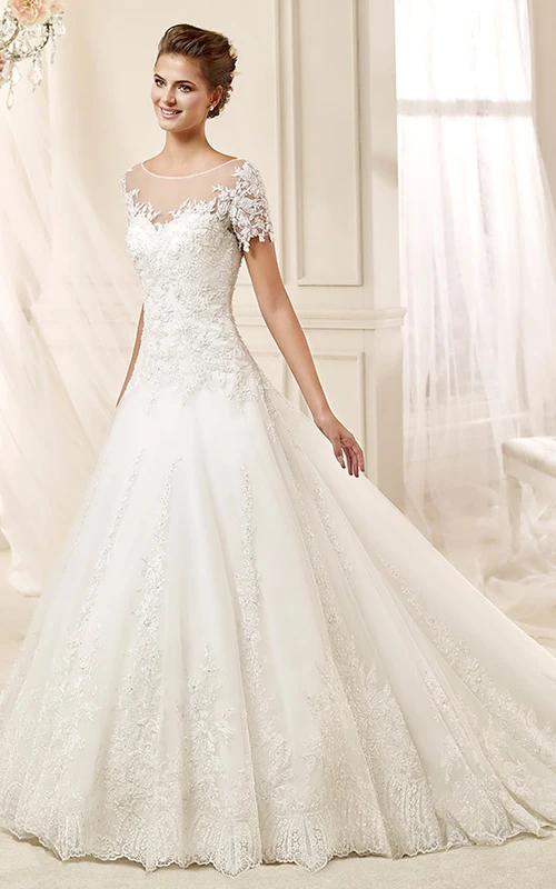 Robe de mariée trapèze à col rond et décolleté en V, au design subtil et à traîne brossée