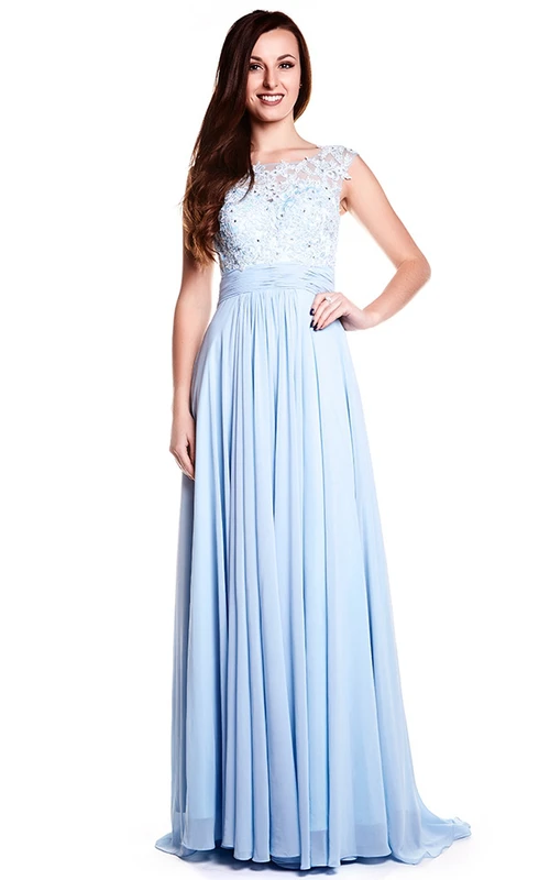 Robe de bal en mousseline à manches courtes et col bateau, ornée d'appliqués et dos illusion.