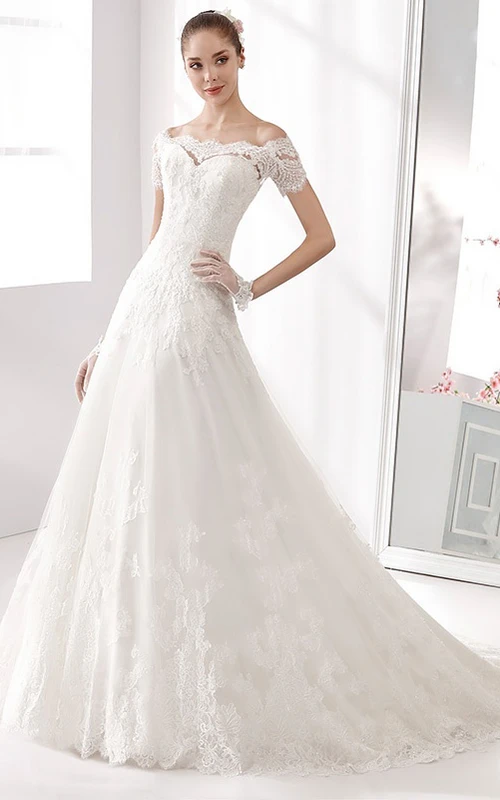 Schulterfreies A-Linien-Brautkleid mit T-Shirt-Ärmeln und Schleppe