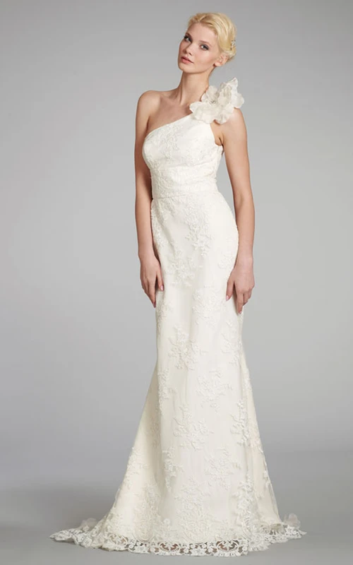 Elegante vestido asimétrico de encaje con detalles florales.