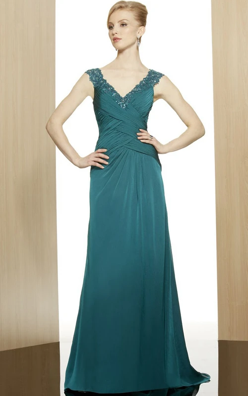 Vestido largo formal de gasa sin mangas con escote en V y lentejuelas, corte en A, espalda baja en V y fruncido.