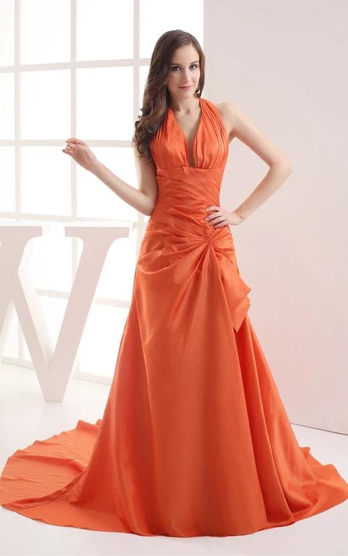 Vestido largo con escote pronunciado y escote halter con fruncido central.