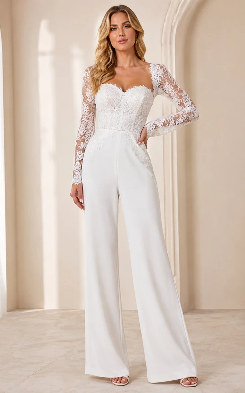 Mono de noche moderno de encaje ilusión con escote corazón, manga larga y pernera ancha hasta el suelo para bodas.