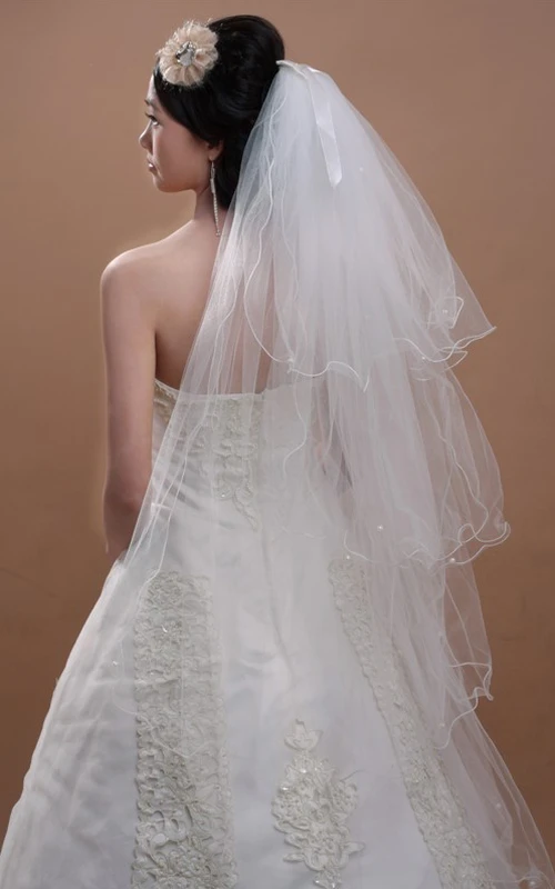 Voile de mariée vaporeux à plusieurs couches, arrivant au bout des doigts