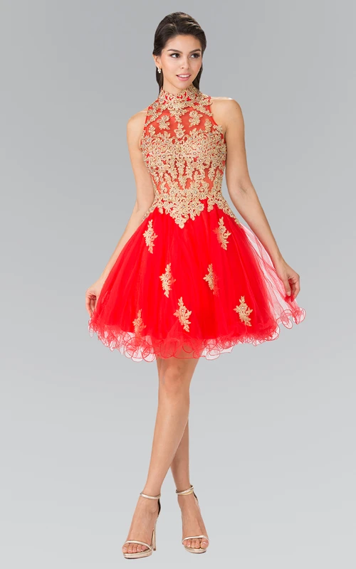 Vestido corto de tul sin mangas con cuello alto y escote en A, con volantes y apliques.