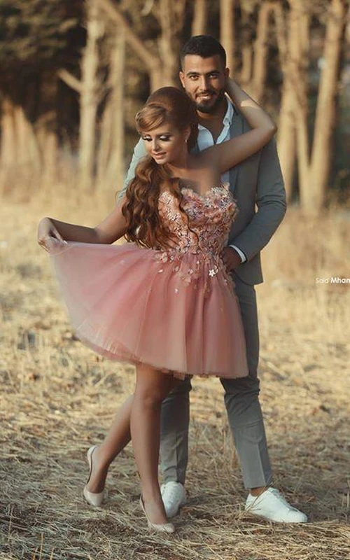 Robe de bal courte glamour en tulle à décolleté cœur ornée de fleurs