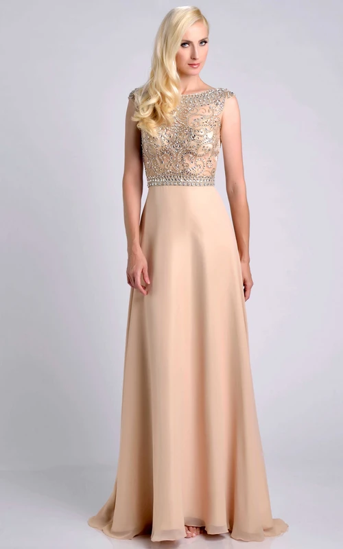 Vestido de fiesta de gasa con corpiño adornado con joyas, mangas cortas y escote barco.